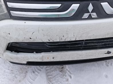 Повреждение переднего бампера. Царапины снизу бампера. Вмятина на бампере. Трещина на переднем бампере. Поврежденный бампер.