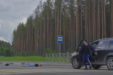 В Брянске сняли страшное видео наезда машины на 22-летнюю девушку